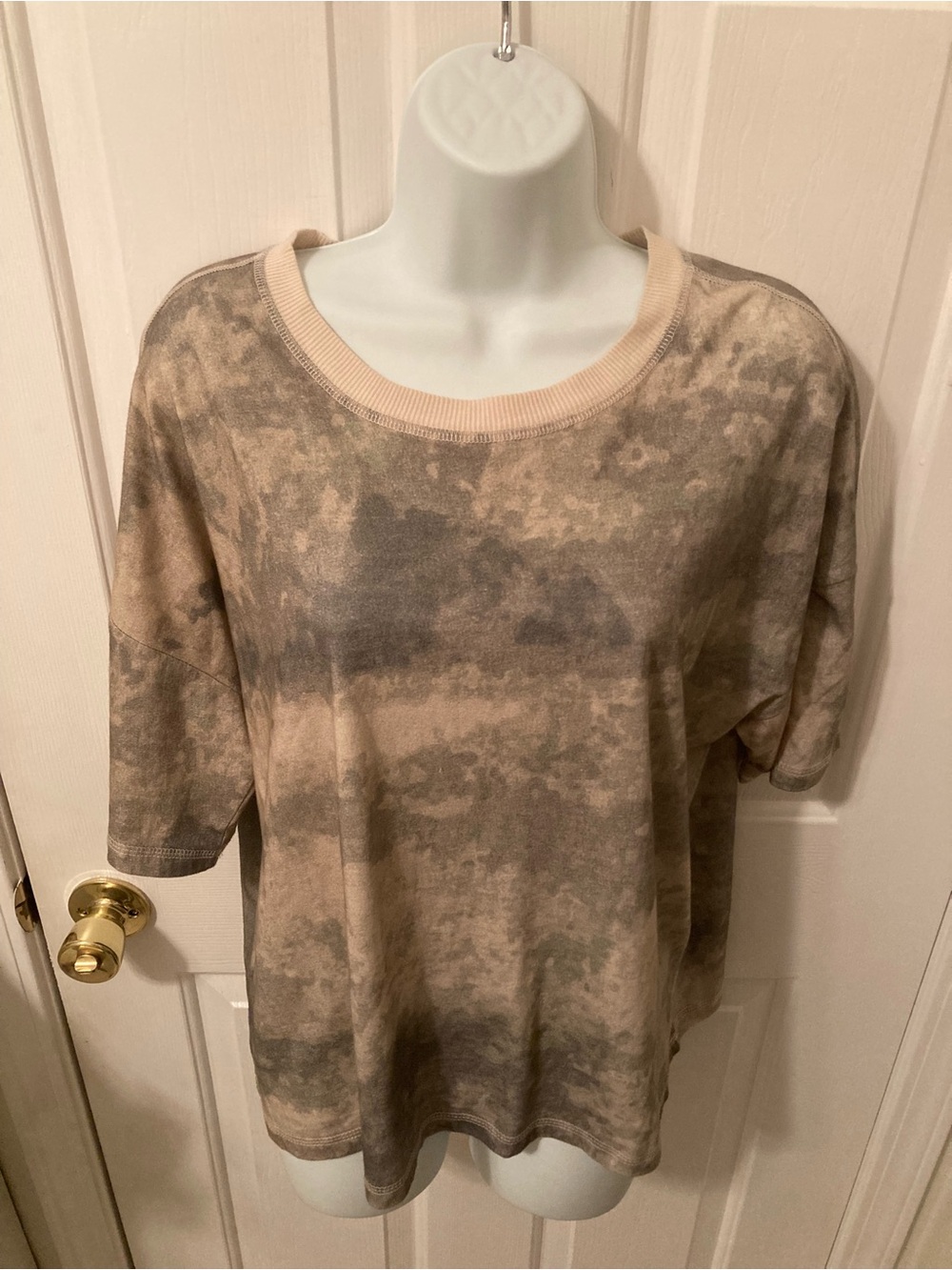 Relaxed Scoop Neck Short Sleeve Tee in Taupe Gray Tie-Dye